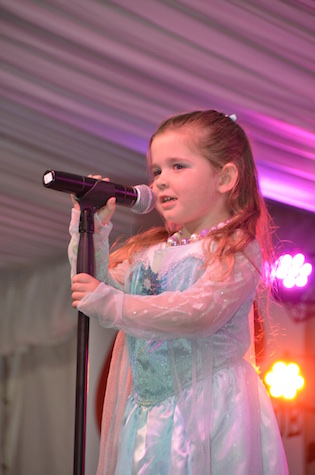 Four-year-old Zoe Burton sings Let It Go